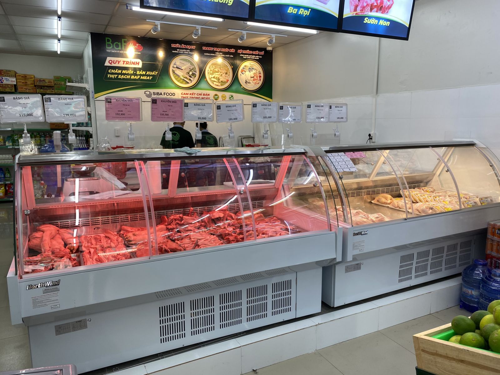 ánh sáng trong tủ trưng bày siêu thị